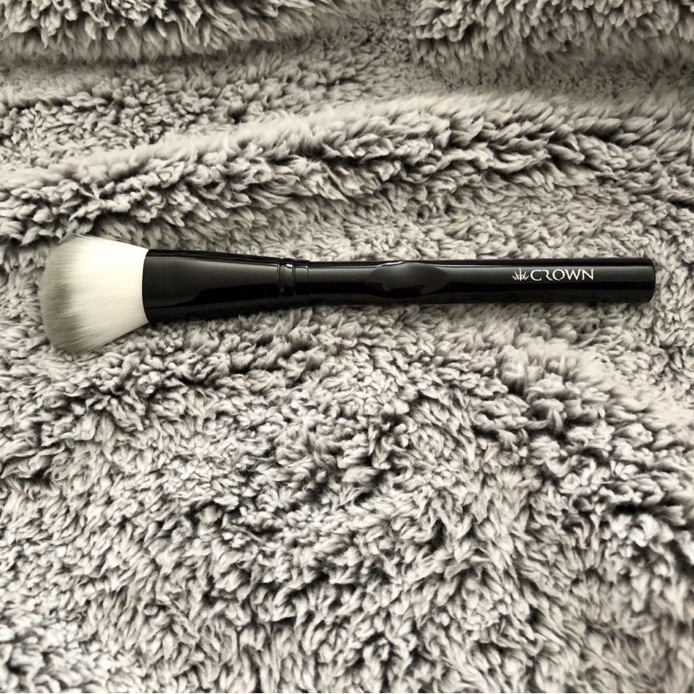 Crown Angled Stippling Brush in Black and White
